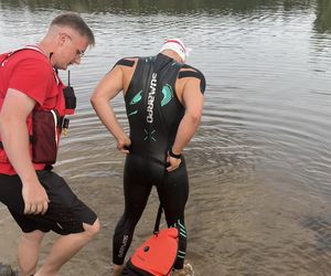 Damian Błaszczyk przez 44 godziny przepłynął 100 km pod zalewie Bojary pod Biłgorajem, kwestując w ten sposób dla 12-letniego ciężko chorego Adasia