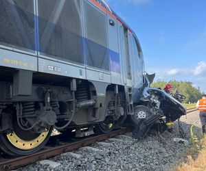 Tragiczny wypadek w Olszynach. Bus zderzył się z pociągiem