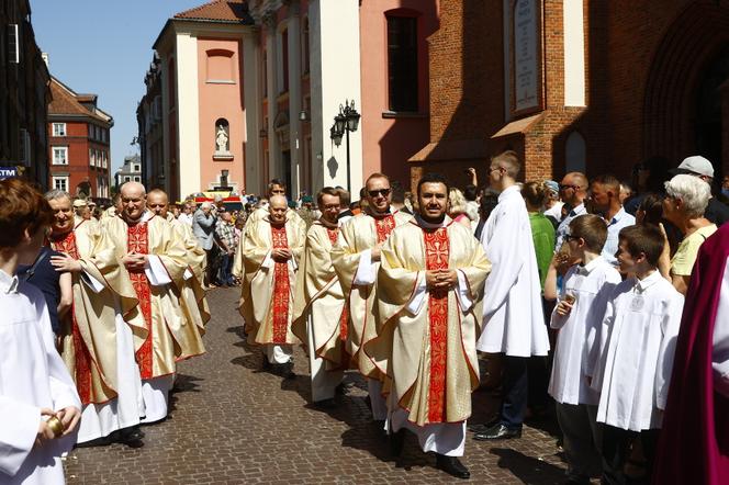 Ulicami przeszła centralna procesja Bożego Ciała. Wystrój ołtarzy nawiązuje do hasła „Wierzę w Kościół Chrystusowy”