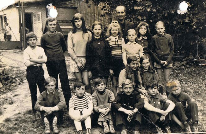 "Byliśmy jak dzieci z Bullerbyn"- opowiadaja nam absolwenci szkoły w Wielkiej Wsi. Jubileusz 120-lecia