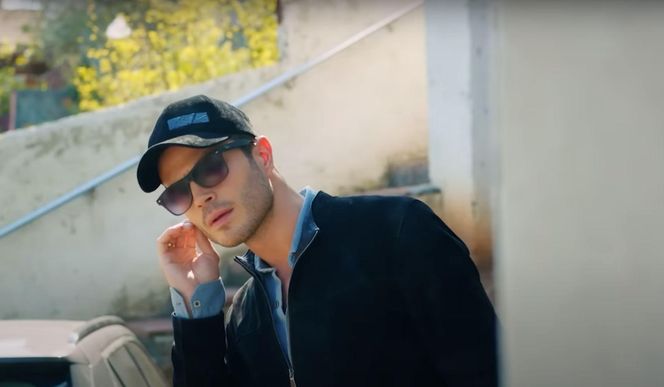 Ege śledzi Melis i dla zmyłki proponuje jej natychmiastowy ślub.