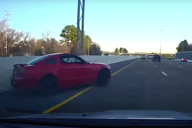 Kierowca Mustanga wymusił pierwszeństwo na autostradzie! Moment wypadku uchwyciła kamera