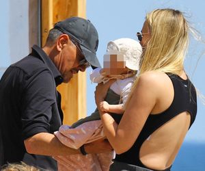 Krzysztof Ibisz je żonie z ręki