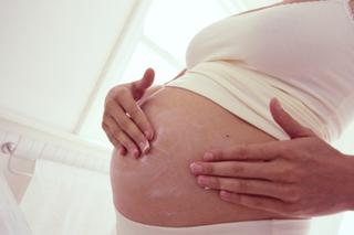 Jak zapobiegać rozstępom w ciąży - sposób na rozstępy na brzuchu, piersiach, udach i pośladkach