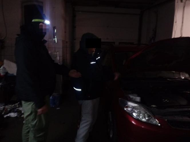 Policjanci odzyskali 6 kradzionych samochodów i motocykl, 2 osoby usłyszały zarzuty