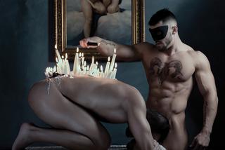 Kalendarz prawosławny 2015 [GALERIA]. Nadzy mężczyźni w cerkwi