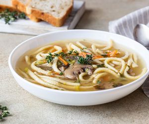 Zupa pieczarkowa z makaronem: jak zrobić zupę pieczarkową na rosole?