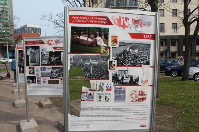 Zdewastowano wystawę papieską przy siedzibie Solidarności w Gdańsku. Sprawą zajmuje się policja