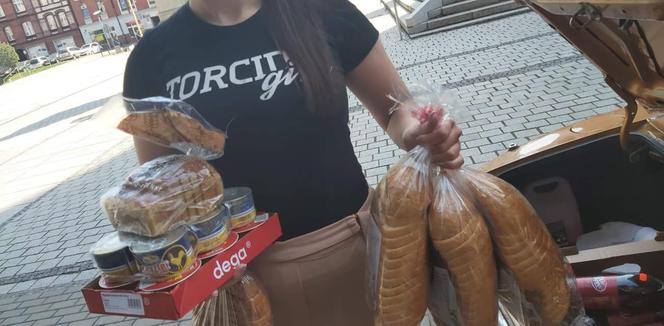 Ruda Śląska: Zabrakło chleba, pomogły kibicki Górnika Zabrze z Torcida Girls [ZDJĘCIA]