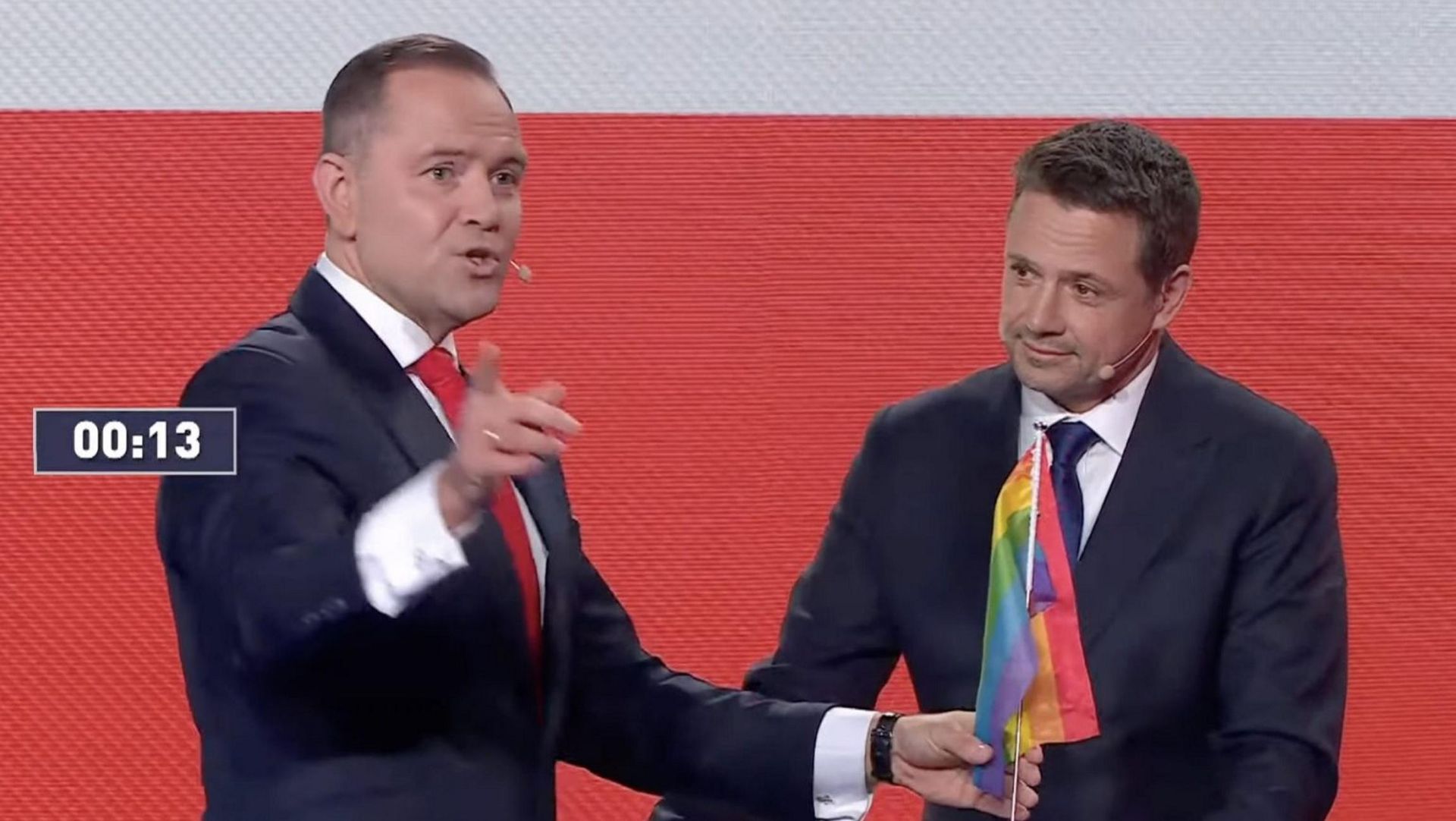 Nawrocki wręczył Trzaskowskiemu flagę LGBT. „Ostatnio ucieka od tej symboliki”
