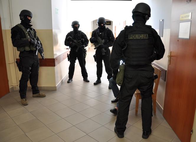 POLICJA BOI SIĘ PRZEWIEŹĆ GANGSTERA DO SĄDU.