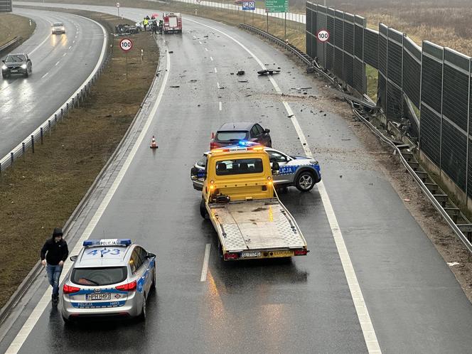 Dramat na S8. Zmiażdżony mercedes i bmw, strażacy wycinali rannych z wraków