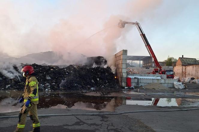 Ogromny pożar na terenie zakładu recyklingu odpadów w Rawiczu