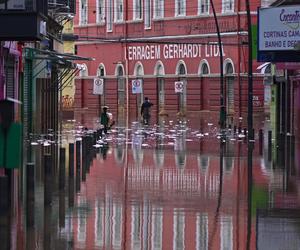 Koszmarna powódź. Po zalanych ulicach pływają piranie i kajmany. Ludzie w panice