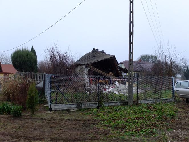 TO CUD ZE MIESZKAJĄCY W TYM DOMU 77-LATEK PRZEŻYŁ. WYBUCH GAZU ZŁOŻYŁ BUDYNEK JAK DOMEK Z KART