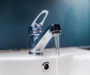 Zakaz picia wody z kranu. Inspektor Sanitarny ostrzega
