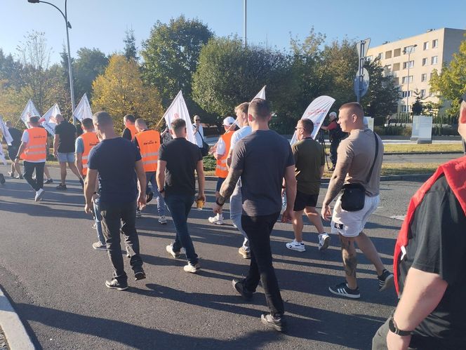 Protest górników w Jastrzębiu-Zdroju. Blokują kluczowe rondo i główne drogi