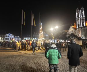 Jarmark świąteczny w Tarnowskich Górach rozpoczęty. Ponad stu rękodzielników zawitało do miasta