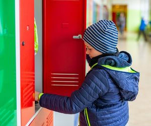 „Dzieci ze wsi nie powinny chodzić do szkoły w mieście”. Burmistrz przeprasza za słowa o tym, że są gorzej ubrane