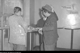 QUIZ PRL: Wódka walutą, bimbrownictwo oporem. Fenomen kultury picia w PRL-u