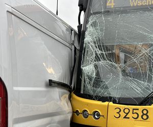 Tramwaj uderzył w busa na Annopolu. Poważny wypadek, motorniczy ranny