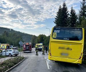 Niebezpieczny wypadek w Karpaczu! Ponad 20 osób rannych w wyniku zderzenia osobówki z autobusem 