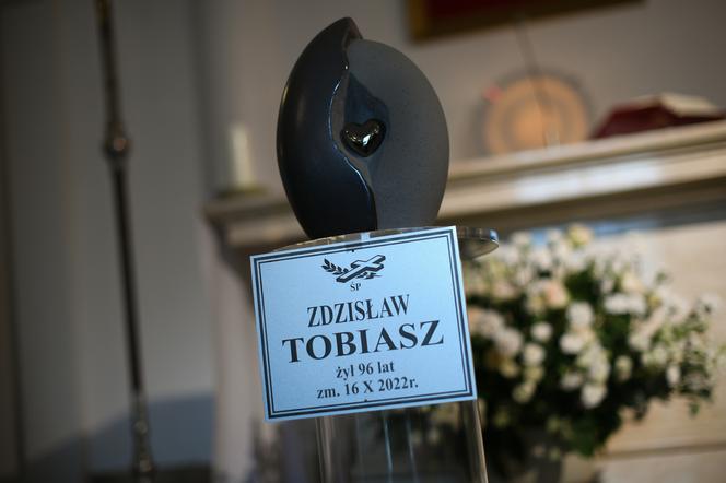 Wzruszający pogrzeb Zdzisława Tobiasza. Trumna aktora tonęła w kwiatach. "Był dobrym człowiekiem"