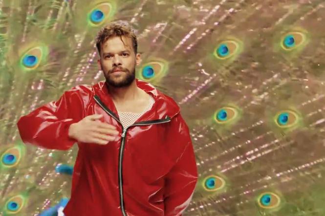 PIRÓG wymachuje dildo w nowym klipie Masłowskiej. Wy­cho­dzę na ulicę, a tam tęcza. No każdy by się wk**** [WIDEO]