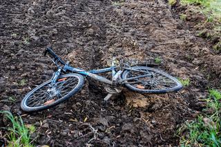 35-letni rowerzysta nie żyje. Autem kierowała 68-letnia kobieta. Pierwsze ustalenia policjantów [ZDJĘCIA]