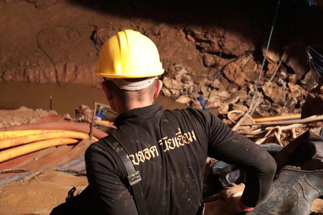 Tajlandia. Akcja ratunkowa w jaskini. Tak wygląda wyciąganie chłopców z zalanych korytarzy