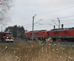 Stała na torze lokomotywa, wtem uderzyła w nią druga