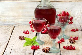 Wino z czerwonych porzeczek - jak zrobić winko porzeczkowe?