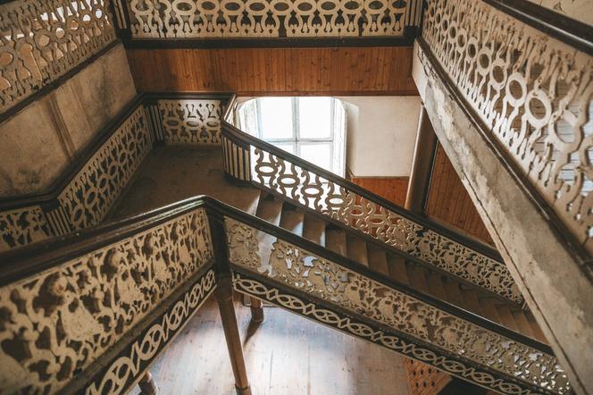 Coś niesamowitego! Rzeźbione schody w opuszczonym pałacu robią ogromne wrażenie [ZDJĘCIA]