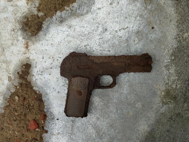 Znaleźli broń między macewami. Odkrycie na cmentarzu żydowskim w Warszawie