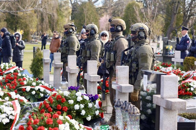 Joanna Racewicz ociera łzy przy grobie męża, pocieszyła ją Barbara Nowacka