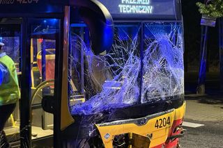 Dramatyczny wypadek we Włochach. Autobus zdzerzył się z osobówką