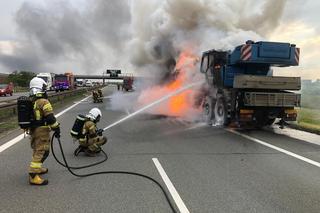 Dźwig stanął w ogniu na autostradzie A2. Słup dymu było widać z daleka