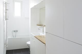 Minimalistyczna aranżacja białej łazienki