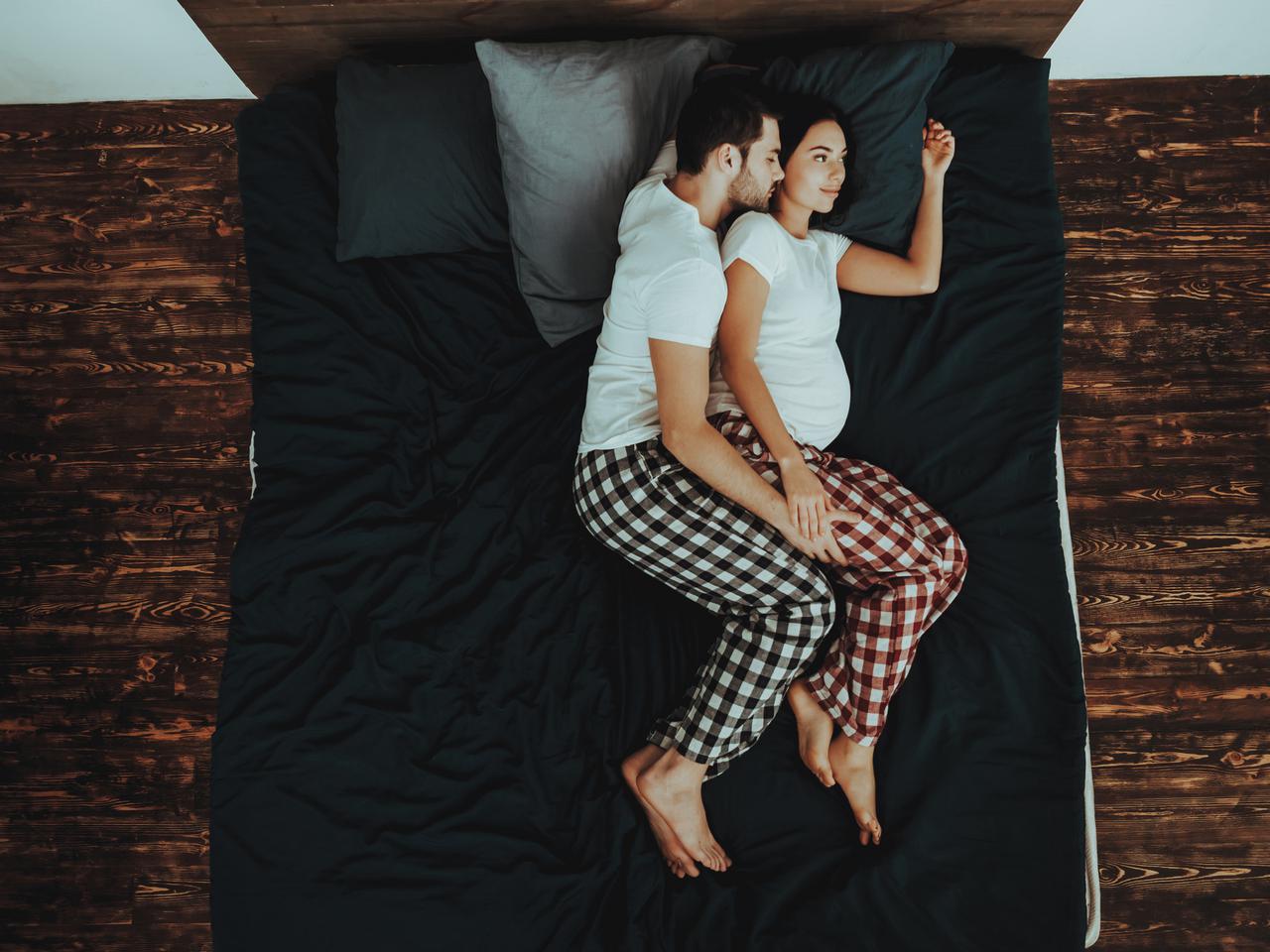 SNY W CIĄŻY: dlaczego sny w ciąży są tak realne i barwne? [SENNIK]