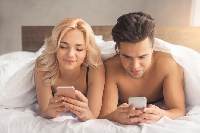 Sexting – co to jest? Jak wysyłać sprośne wiadomości, żeby podnieść temperaturę w związku?