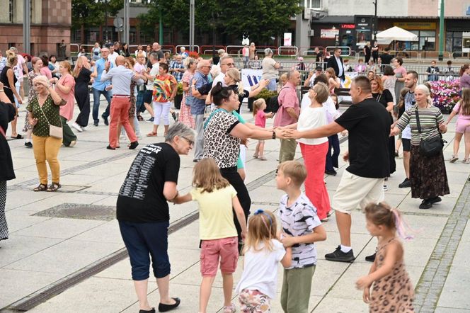 Ruda Śląska tańczy jak dawniej. Międzypokoleniowa potańcówka na rynku porwała tłumy