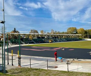 Remont starachowickiego stadionu trwa. Na plac budowy dotarły słupy oświetleniowe