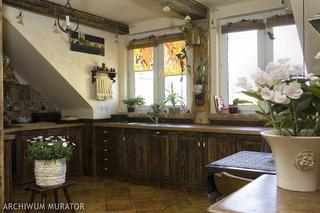 Aranżacja kuchni na poddaszu: przytulne rustykalne wnętrze