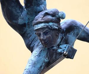 Balansująca rzeźba chochlika drukarskiego w Częstochowie