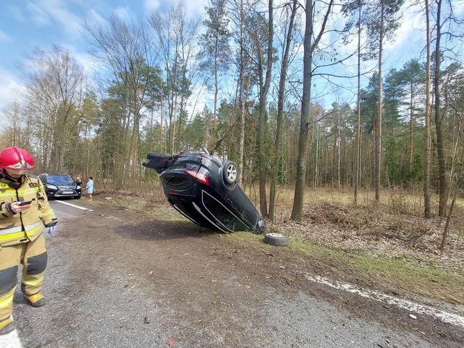 Pod Lubienią dachowało auto osobowe. Jedna osoba poszkodowana