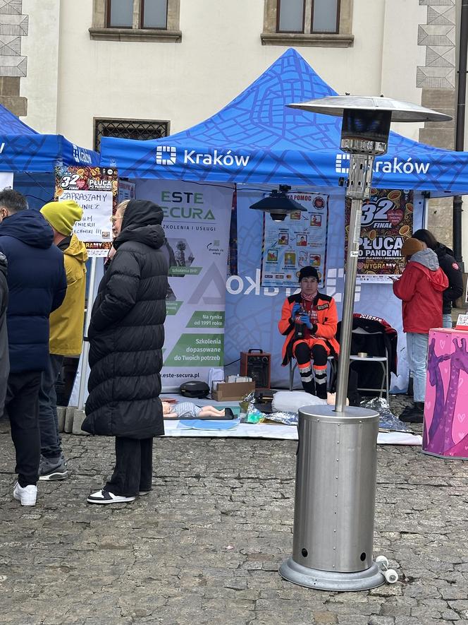 WOŚP 2024 w Krakowie. Zlot samochodów Złombol na Placu Wolnica przyciągnął tłumy fanów aut rodem z PRL-u