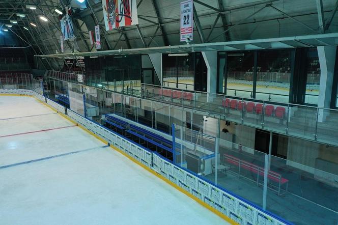Lodowisko przy Siedleckiego już po remoncie. Nowe bandy, boksy i bramki 