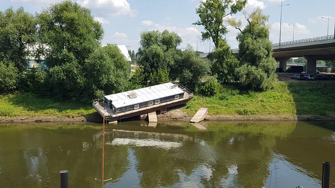 Kto weźmie na barki kupno starej barki? Do wzięcia barka z Portu Czerniakowskiego [GALERIA]