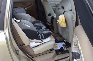 Dwulatka uwięziona w rozgrzanym aucie. Policjanci wybili szybę, by uratować dziecko