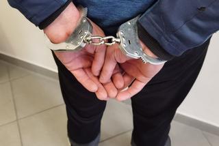 Śląskie: Podłożył ogień w bloku i oblał kobietę wrzątkiem! Okaleczył ją na stałe. Krzyki niosły się przez całe osiedle